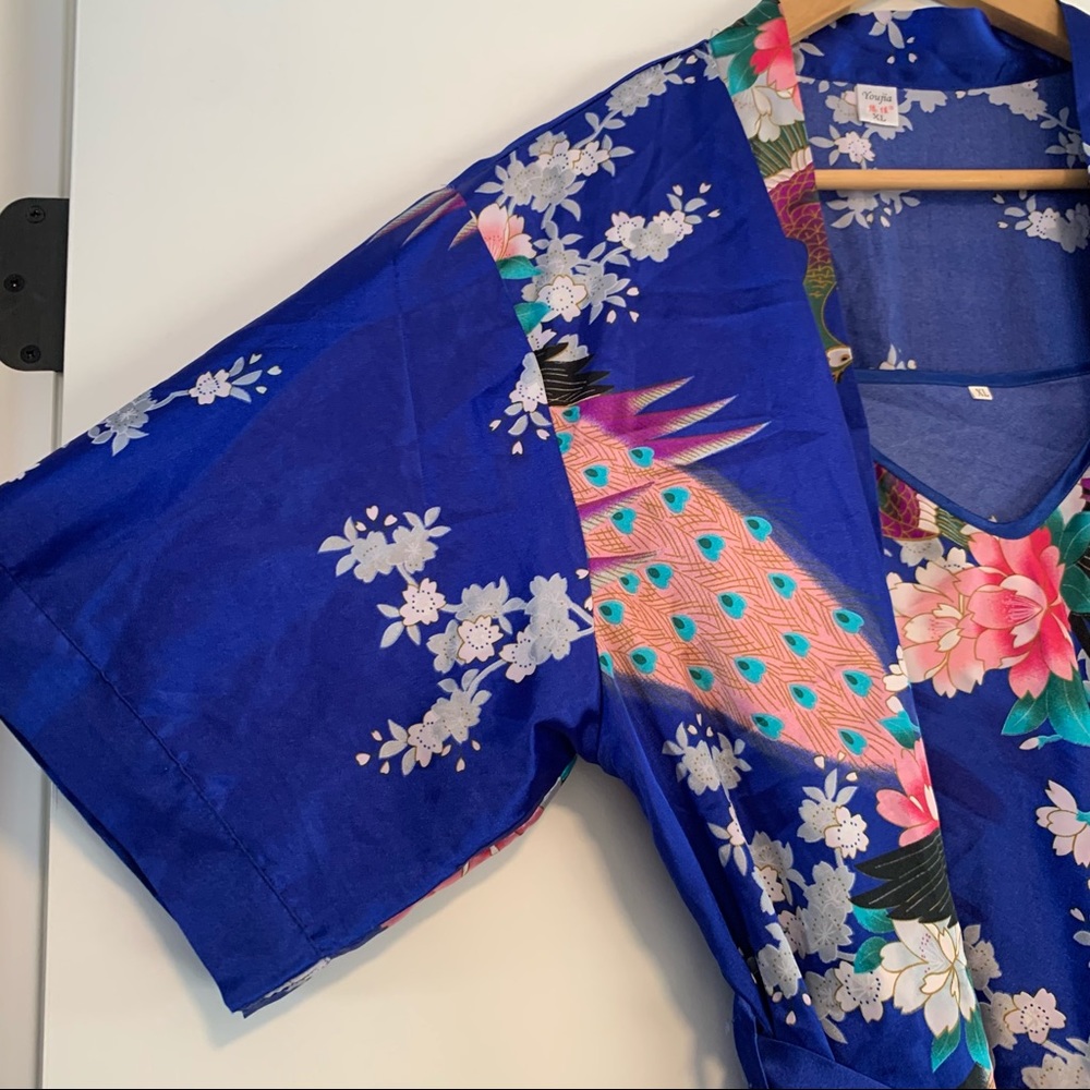 Patterned Peacock Robe & Camisole Set - Picture 2 of 16